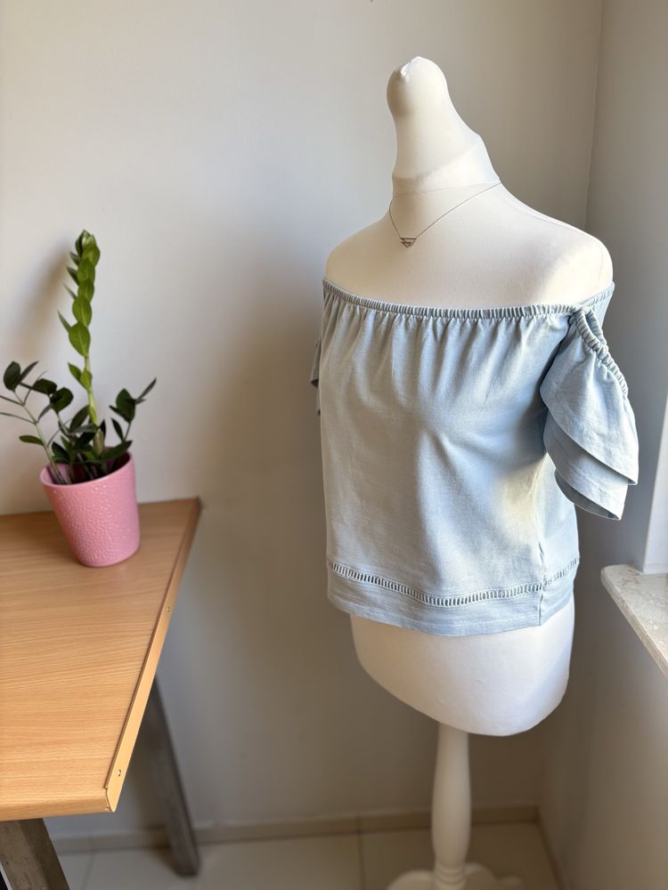 Letnia bluzka z odkrytymi ramionami w kolorze baby blue House S