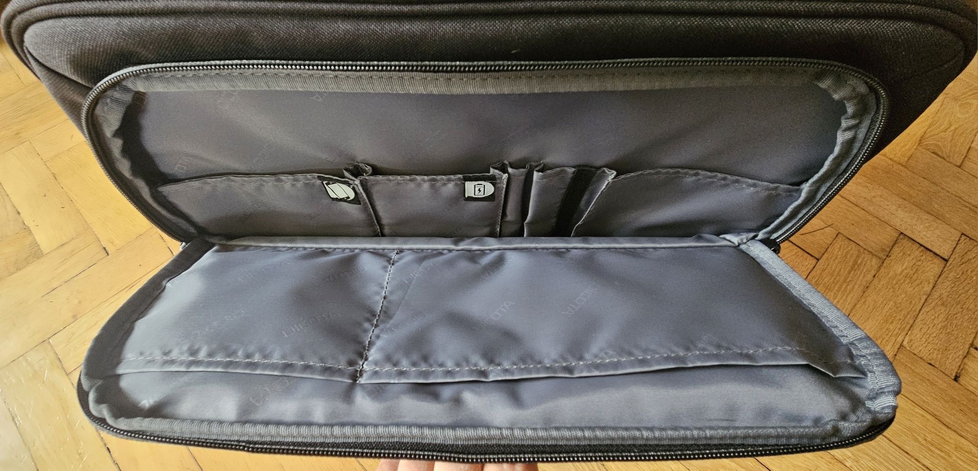 Torba na laptopa na kółkach / walizka Dicota