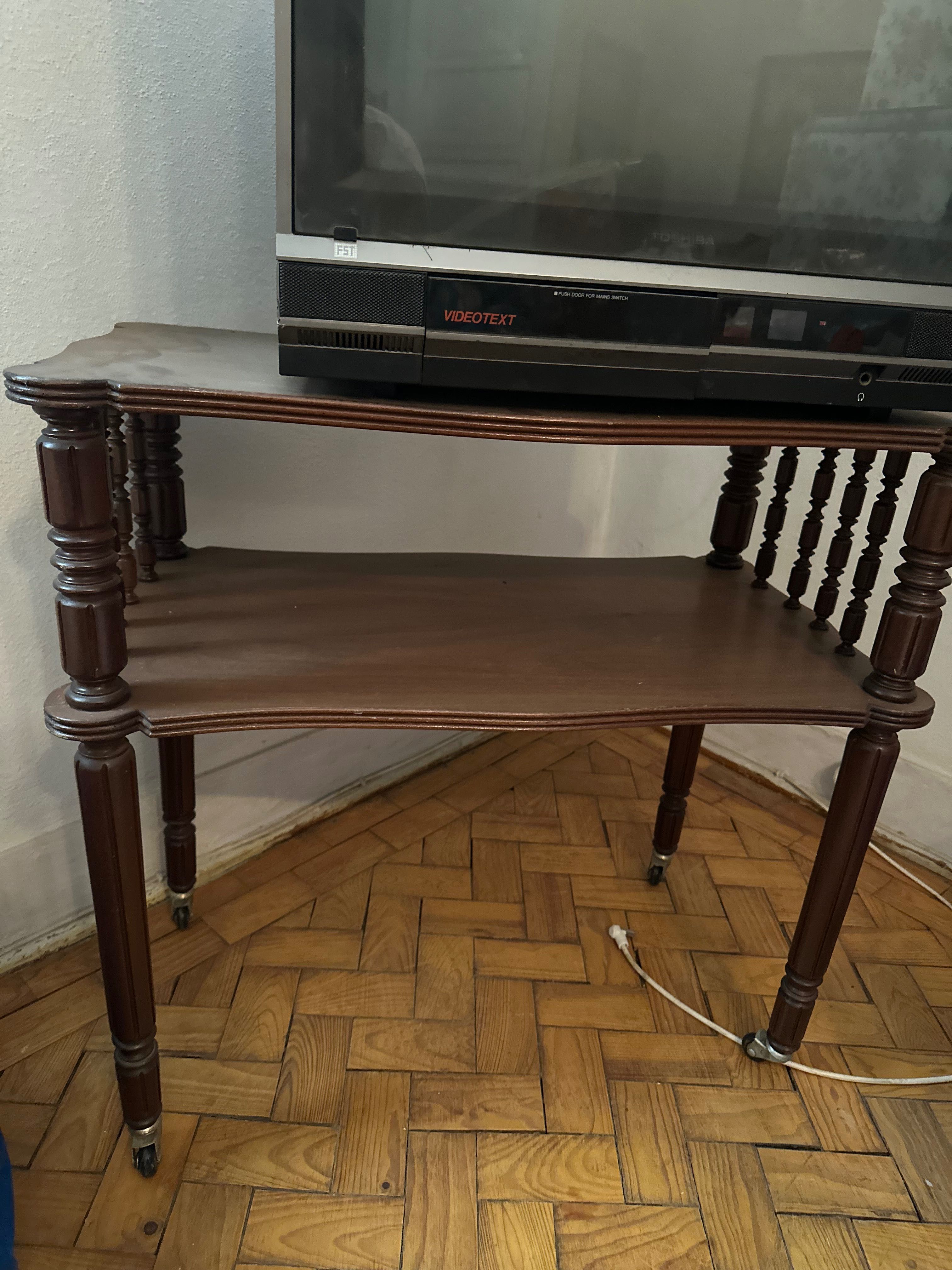 Móvel de TV em madeira vintage com rodas