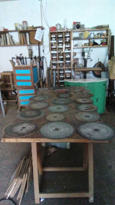 Vendo 23 discos de corte de madeira