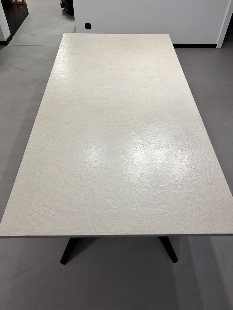Nowoczesny stół 200/300x100cm z blatem z mikrocementu – model "Pająk"