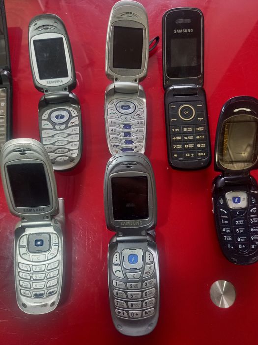 Телефоны самсунг.