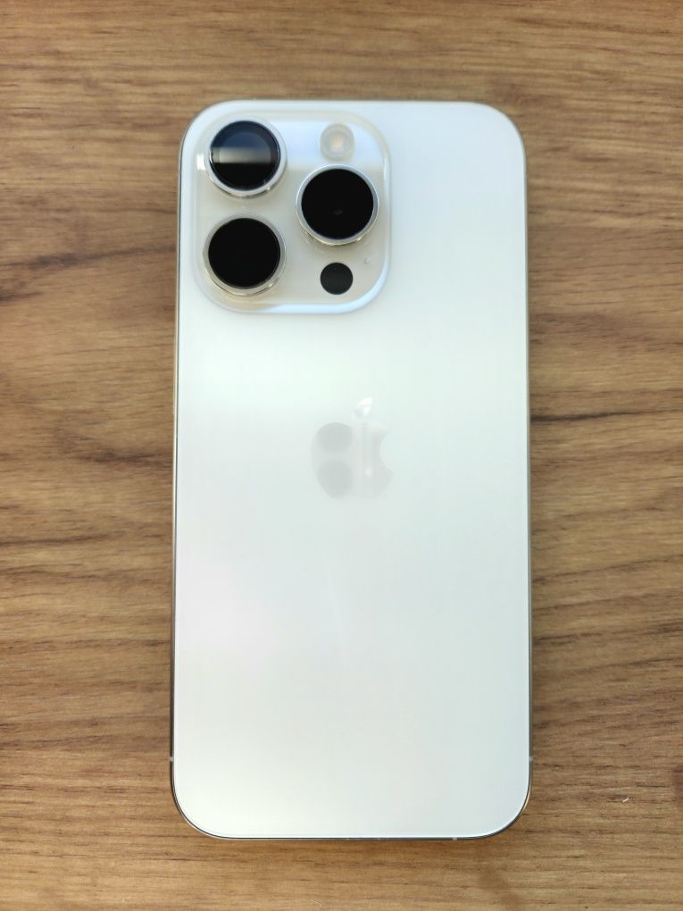 iPhone 15 Pro biały tytan