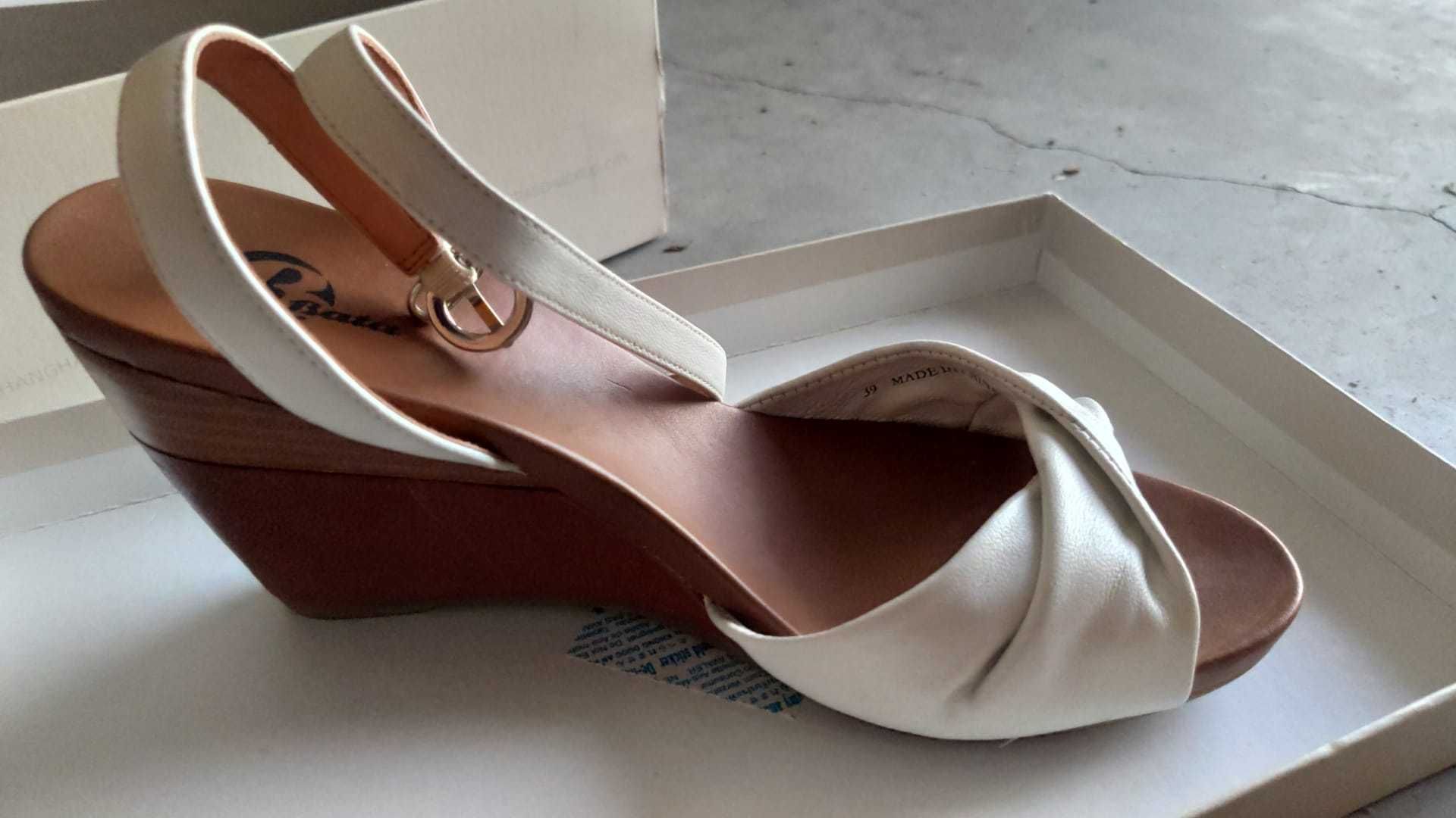 Sandálias 100% Pele - marca BATA - conforto branco 39