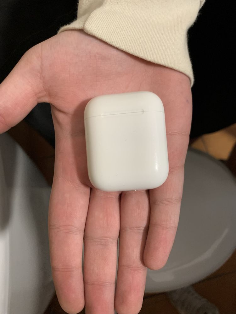 Apple AirPods. 1