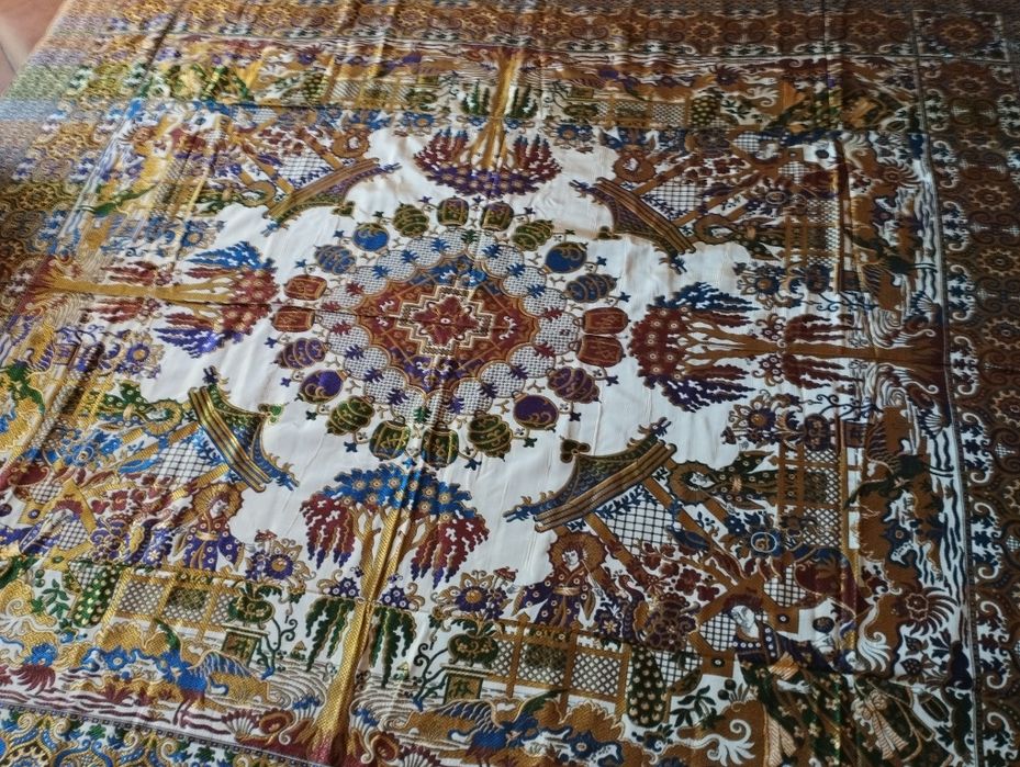 Colcha em seda nova, 213cm X 244cm.