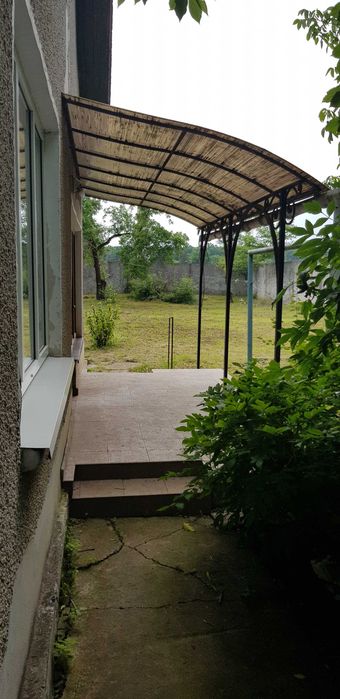 Будинок з гаражем та ділянкою
