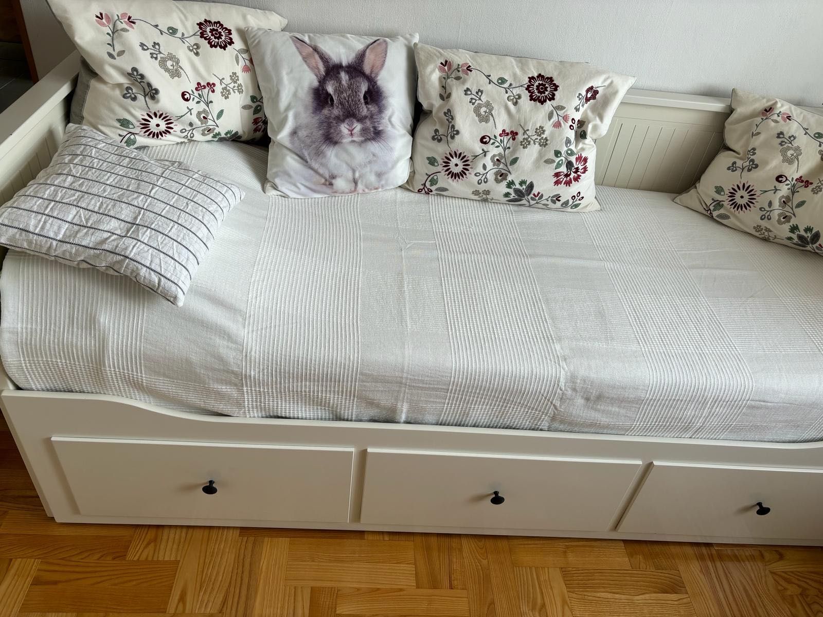 Białe łóżko Ikea hemnes