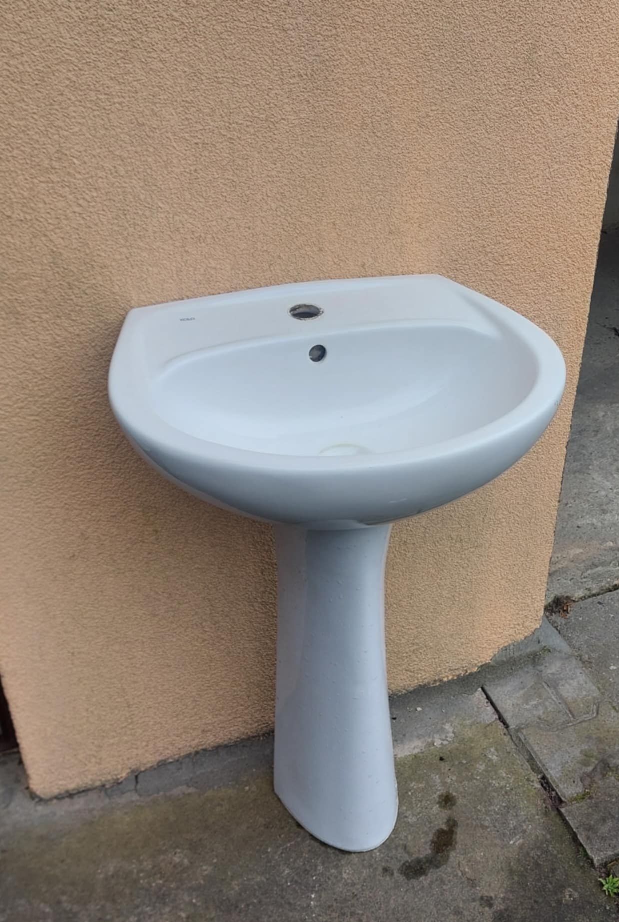 Umywalka 50 cm z kranem