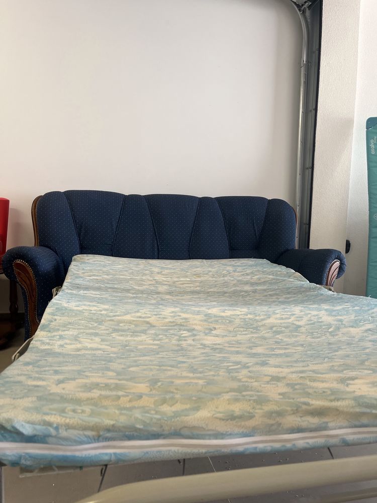 Sofá cama azul usado