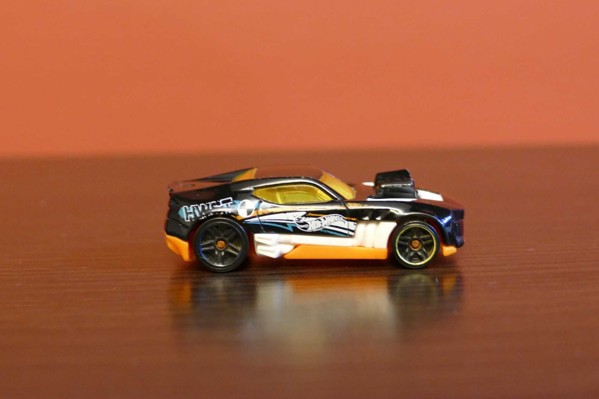 Hot Wheels autko "Resorak" Twinduction 2010