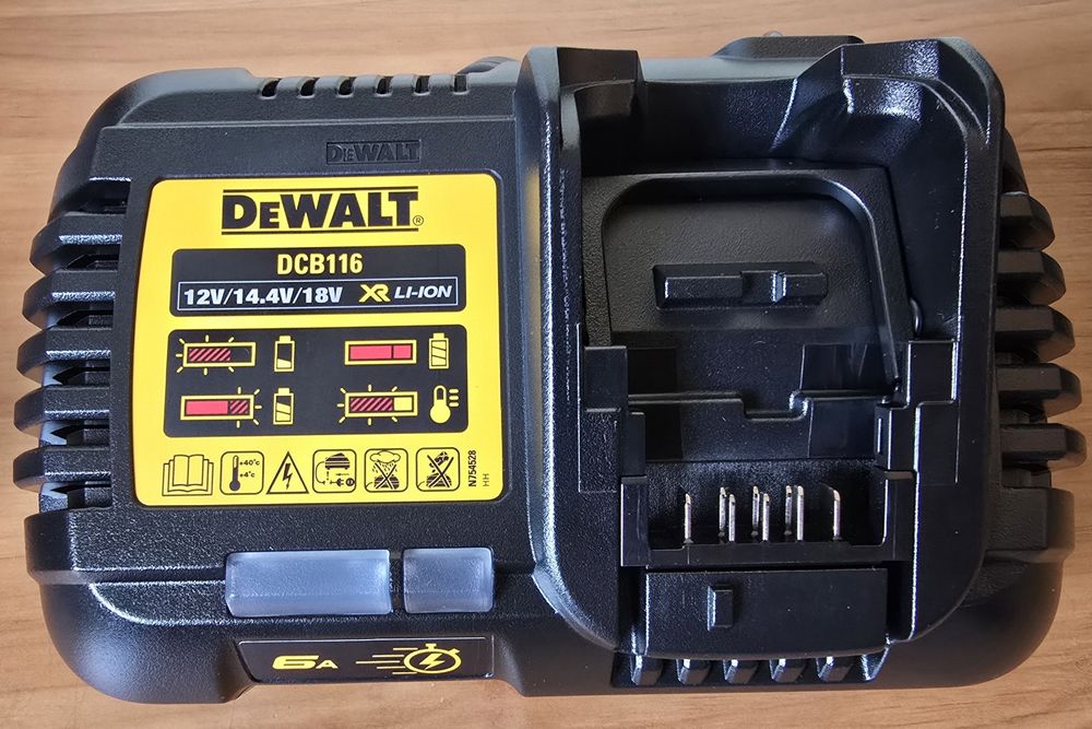 Dewalt dcb116 зарядний пристрій на 6 ампер 220v