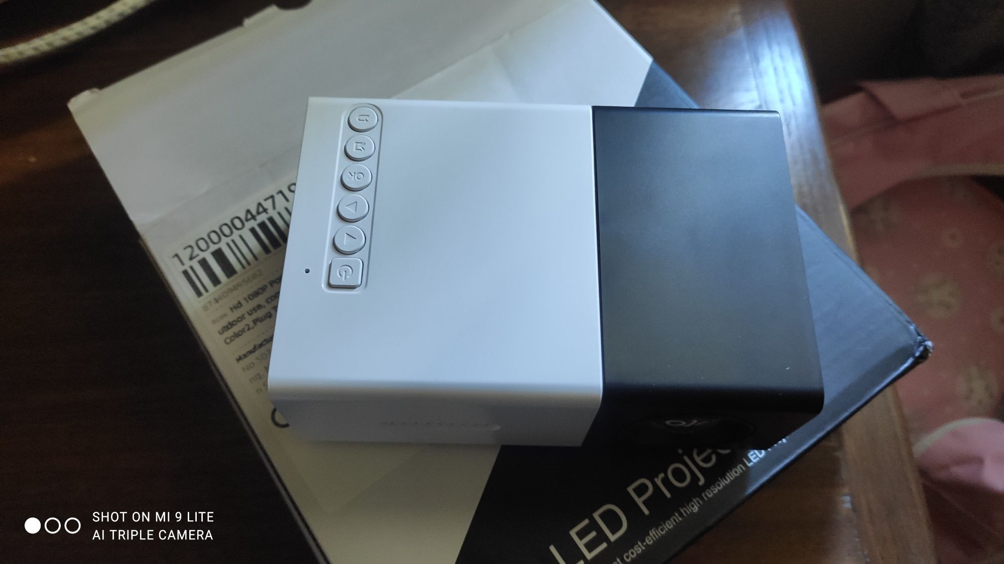 Vendo mini projetor com HDMI e pano branco para projetar