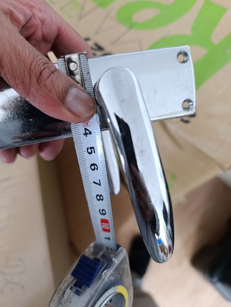 Fechaduras, dobradiças e manípulos de porta