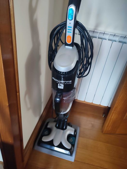 Aspirador vertical da Rowenta com duas funções aspirar e a vapor