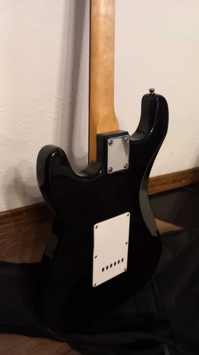 Mikołaj! Gitara typu Fender Stratocaster i wzm. GA 20  Watt