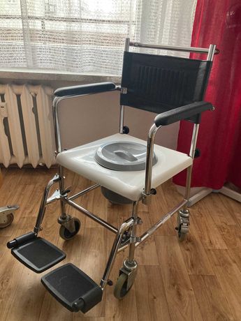 Wózek-krzesło toaletka