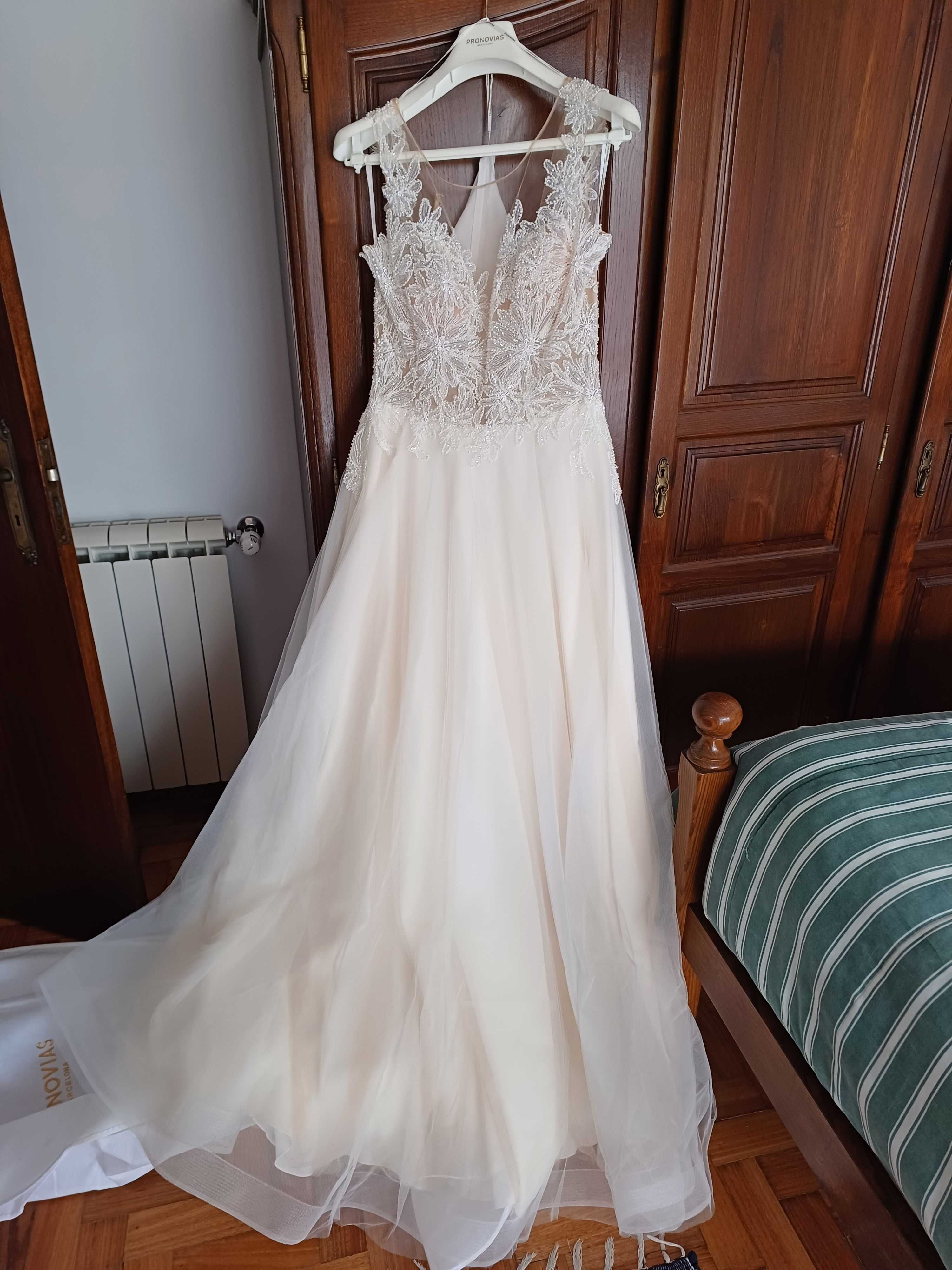 Vestido de noiva, saiote e véu novos | Pronovias