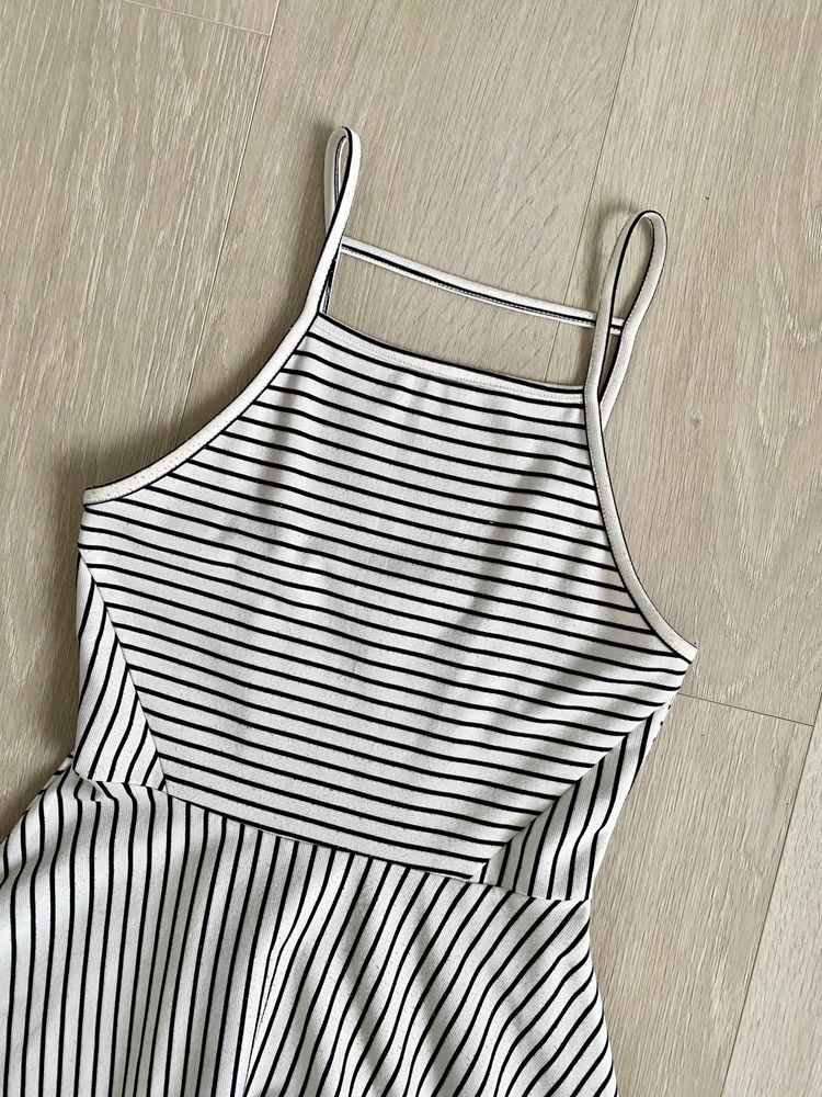 Letnia sukienka w paski z dekoltem typu halter H&M