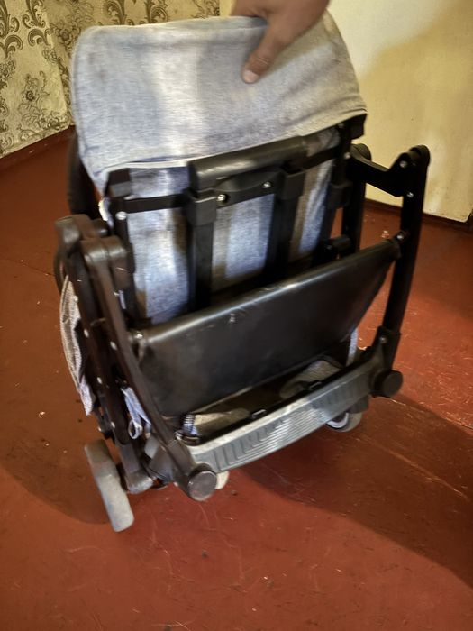 Прогулянкова коляска