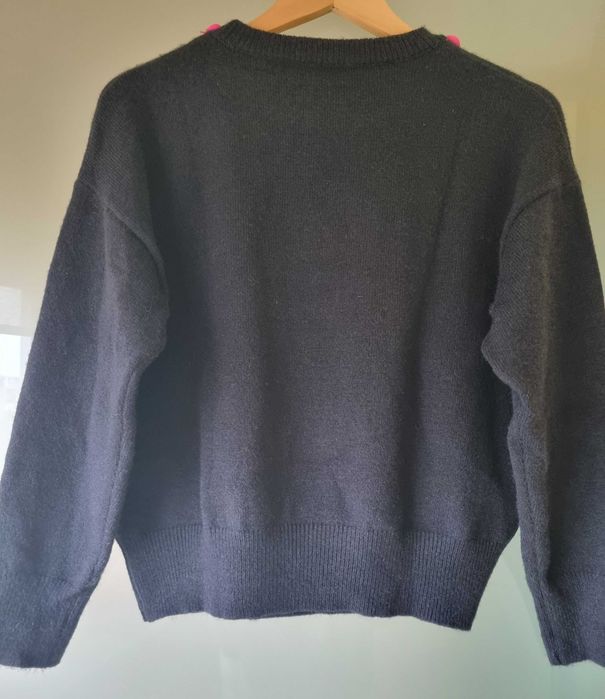 Camisola, em malha, com aplicação na gola