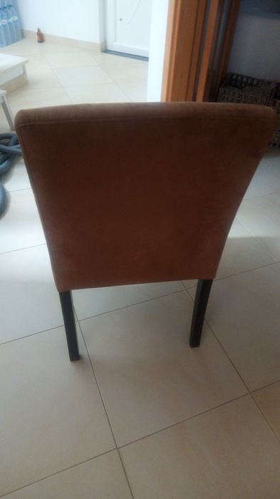 NOVO PRECO  Uma mesa com tampo  de vidro e 4 cadeiras.