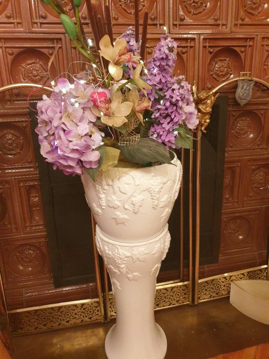 Donica na kwiaty z kolumną. Ceramika