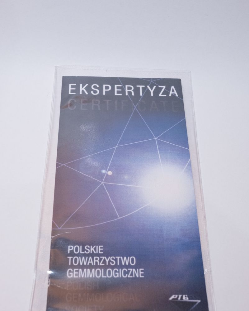 Zloty pierścionek z diamentem i szmaragdami