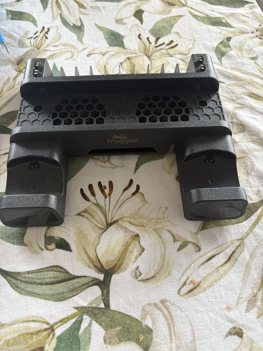 PS4 PRO + 2 pady + 3 gry + podstawka chłodząca