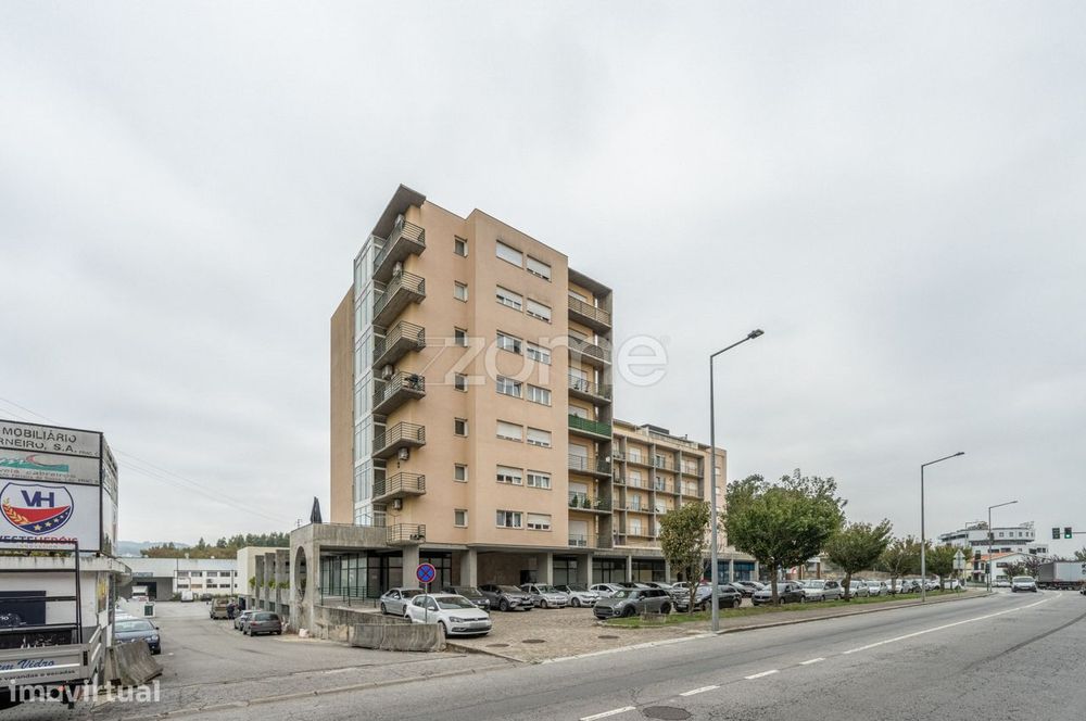 Apartamento T3 com varanda e lugar de garagem - Mouriz, Paredes