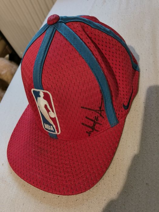 Sprzedam oryginalną czapkę NBA z autografem