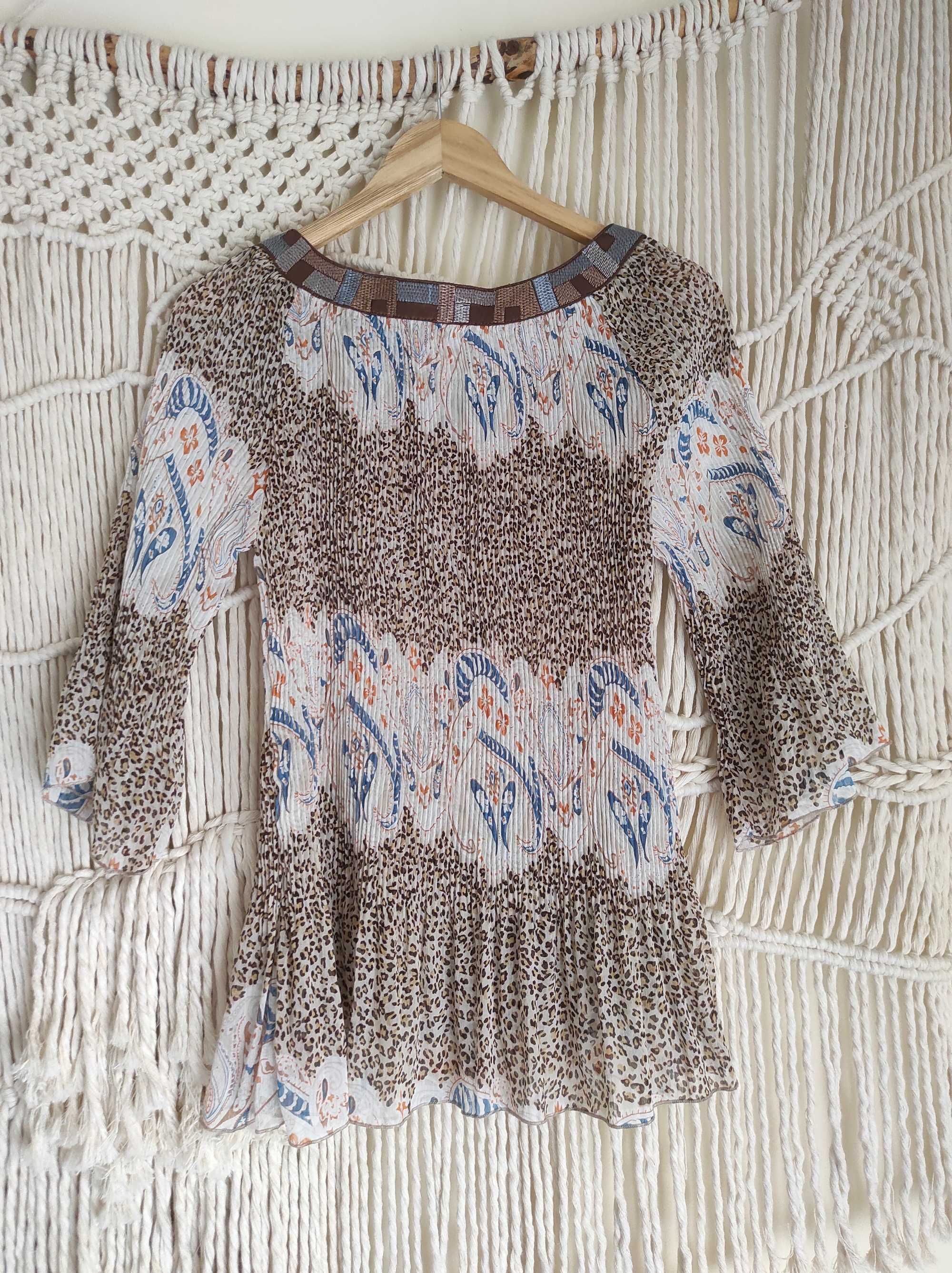 Blusa plissada em tons de castanho
