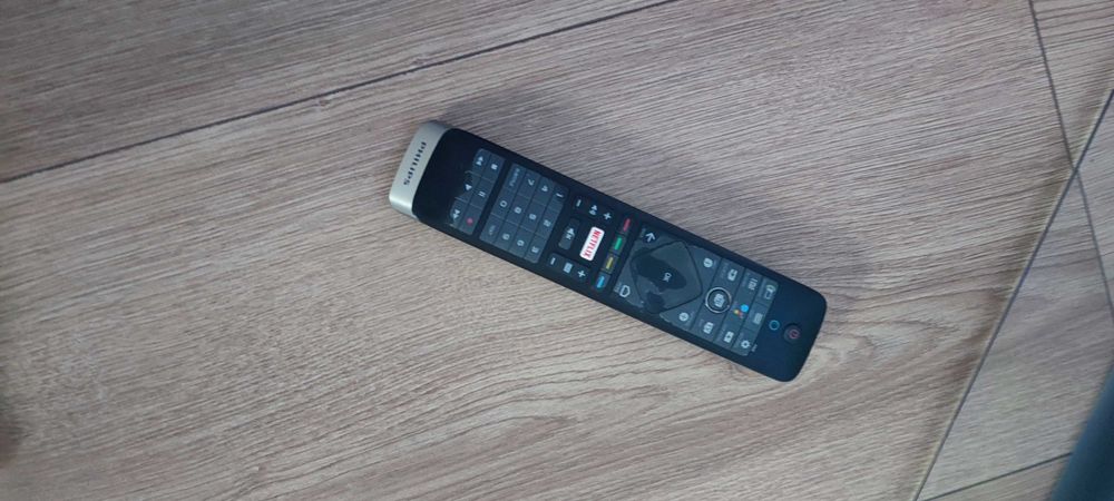 55-calowy telewizor 4K Philips 55PUS8303 z technologią Ambilight