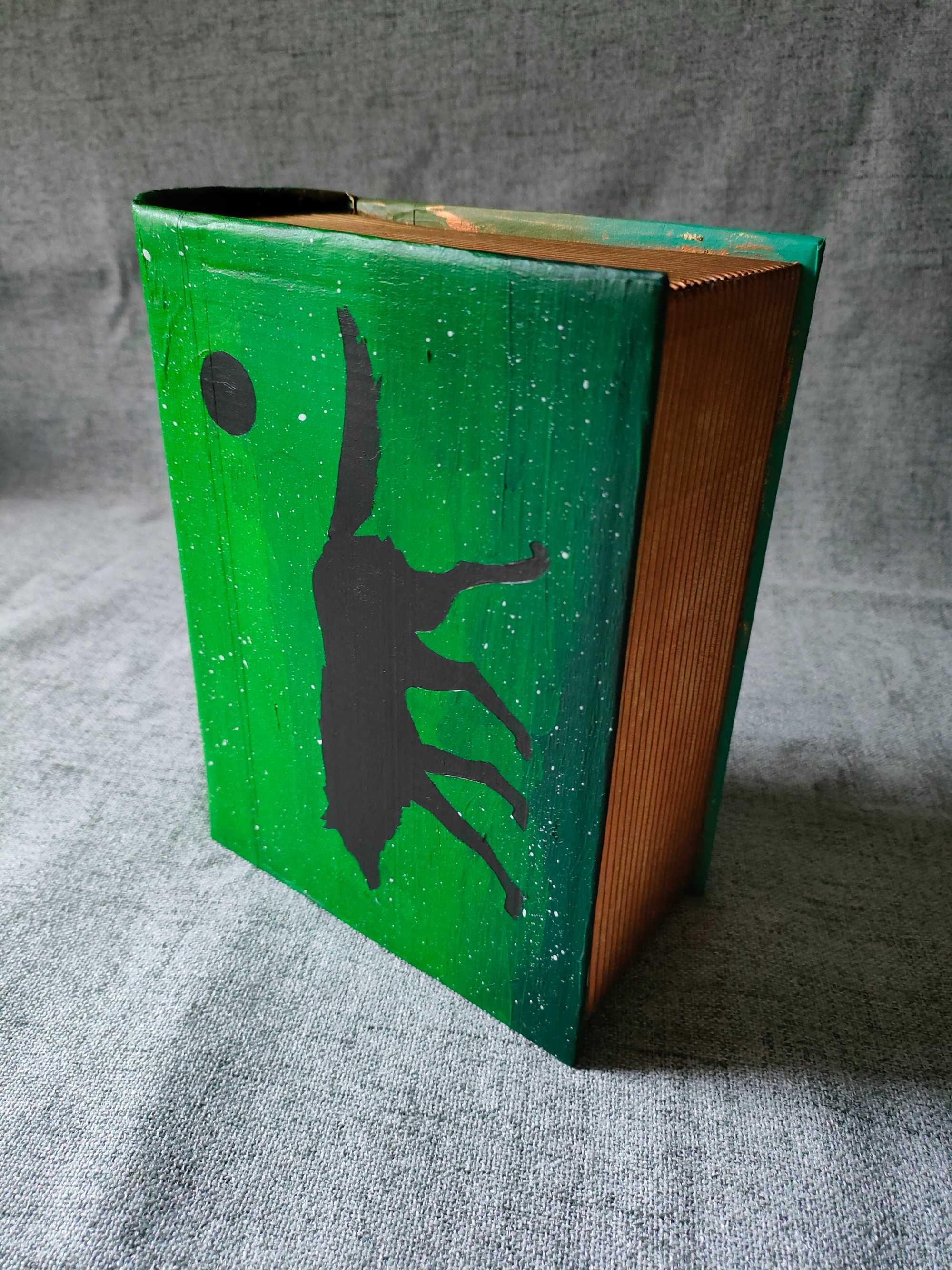 Pudełko książka z czarnym wilkiem