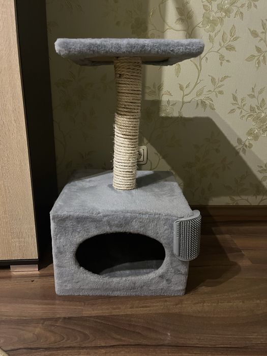 Котячий комплекс з будиночком та кігтеточкою.