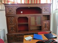 Móvel de sala em madeira trabalhada - Bom estado geral