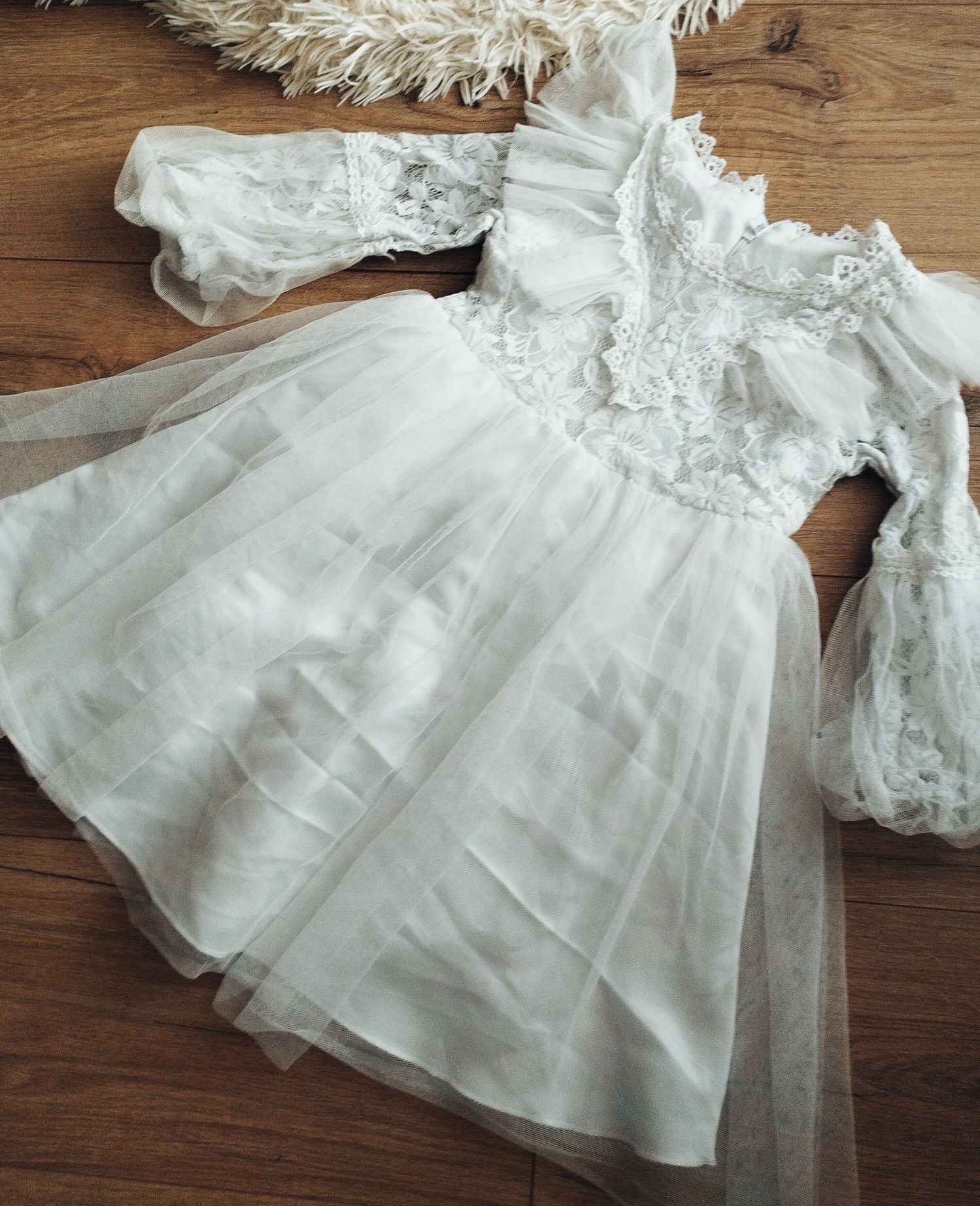 Śliczna sukienka 110cm biała tiul