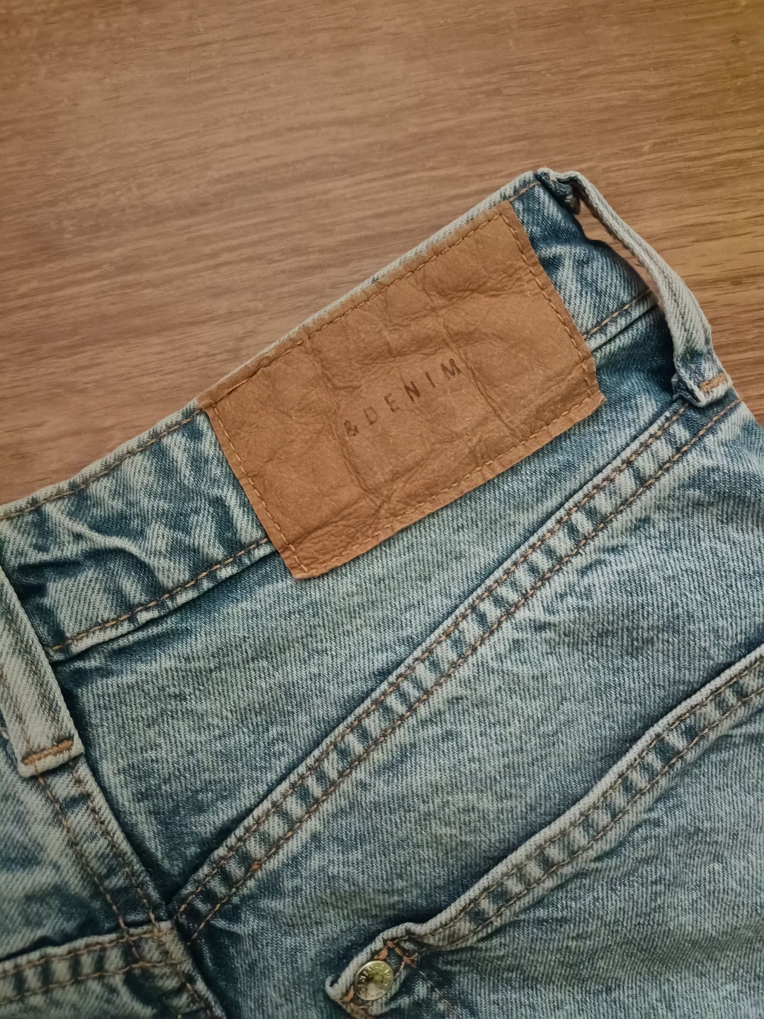 Niebieskie jeansy wide leg