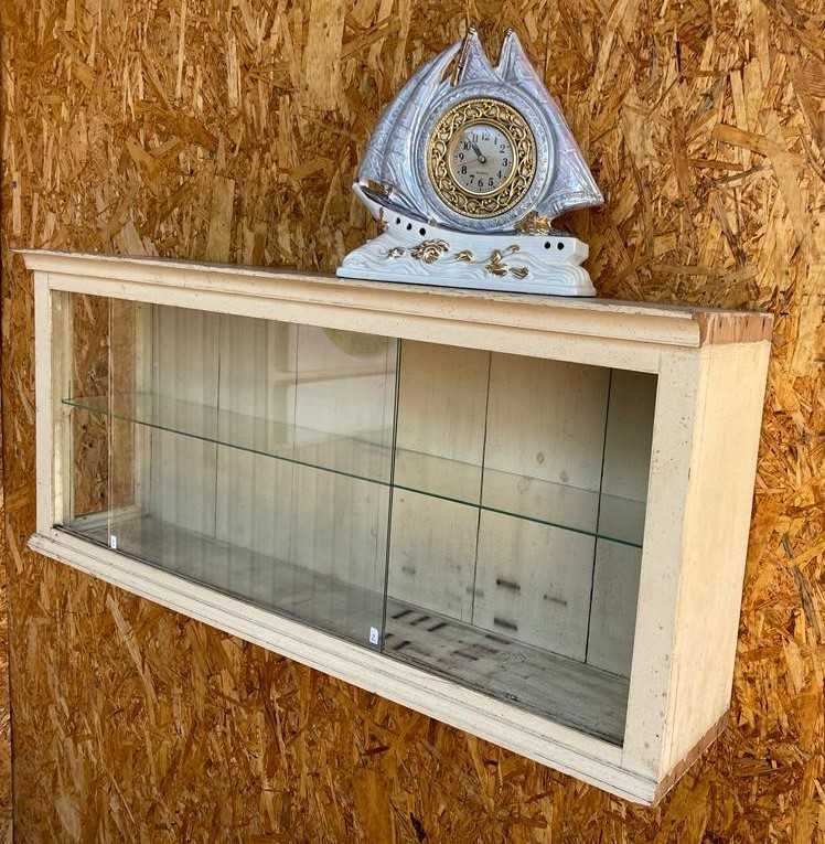 Estante, Vitrine em Madeira, medidas 106X46X19 cm