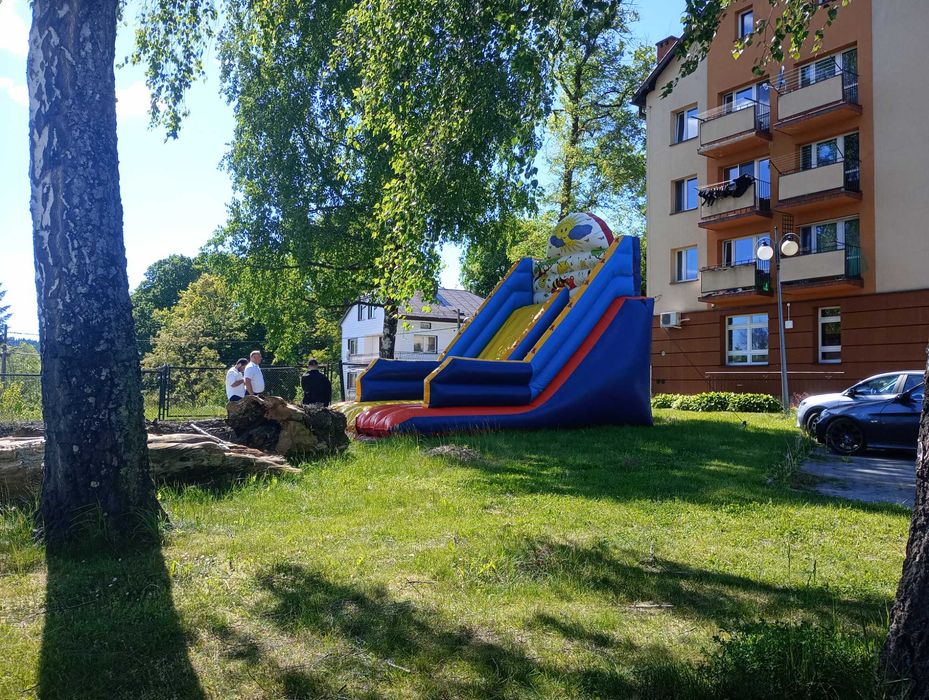 Sprzedam zjeżdżalnia dmuchana i zamek do skakania. Kompletny zestaw.
