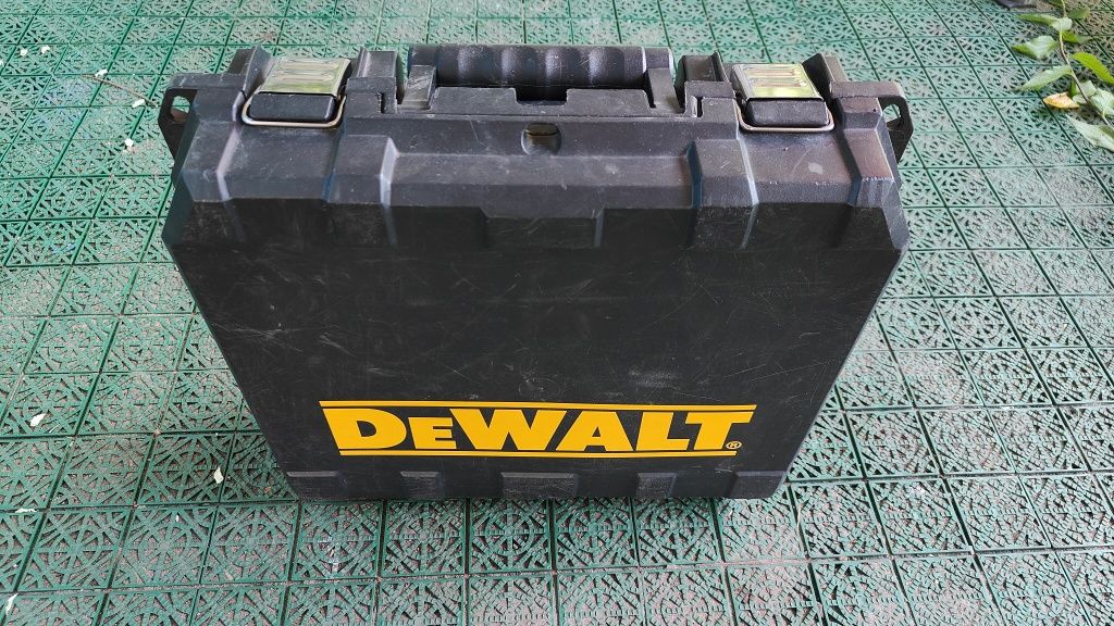 DeWalt ударний шуруповерт DCD785 20в відмінний стан