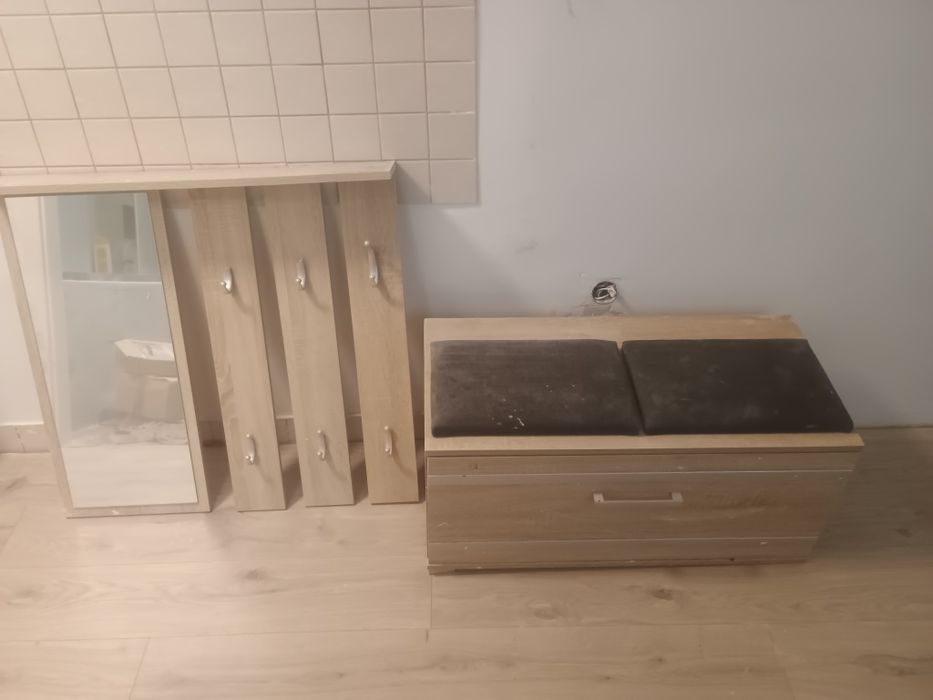 Szafka na buty z siedziskiem i wieszak z lustrem.