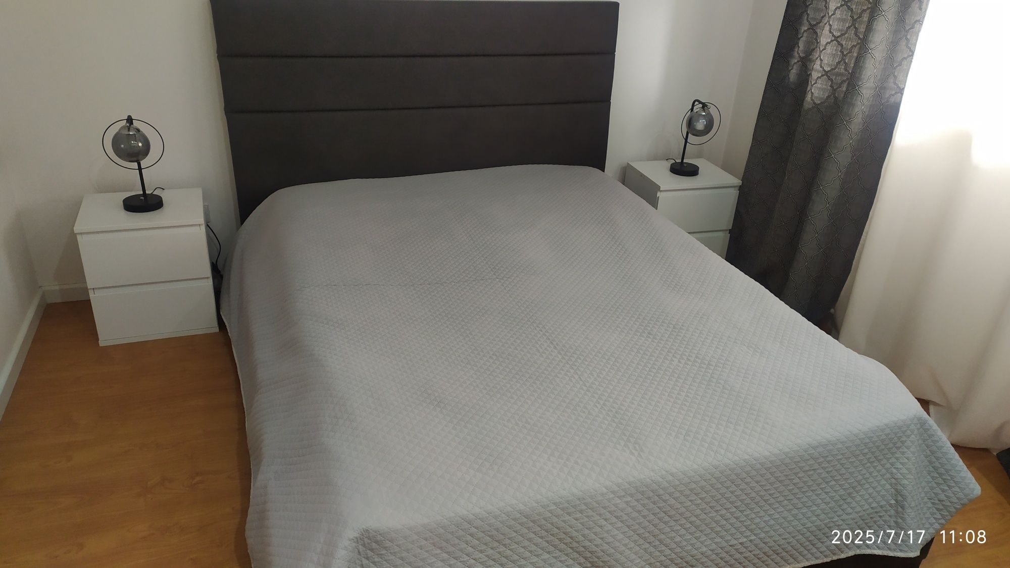 Cama sommier de casal + mesinhas cabeceira e candeeiros