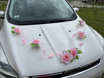 Różowa dekoracja na samochód stroik na auto do ślubu