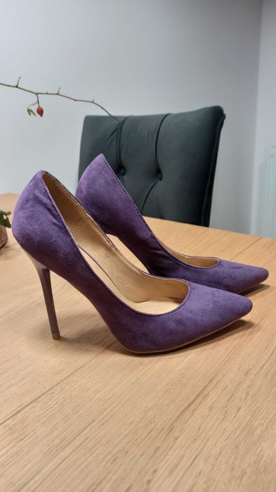 Fioletowe szpilki, eleganckie i seksowne