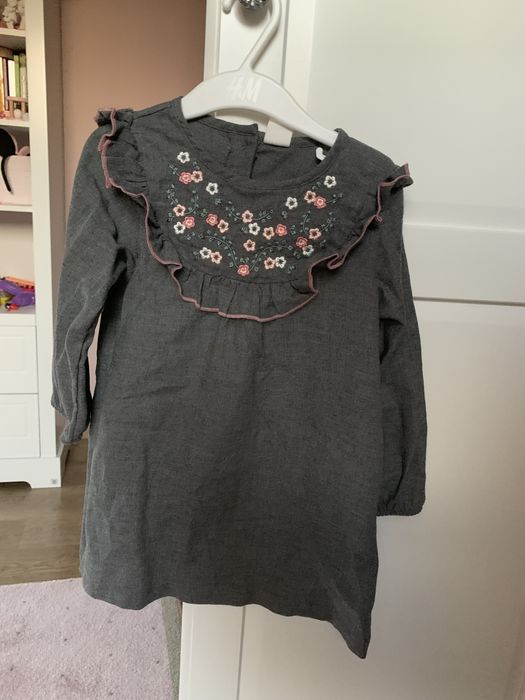 Sukienka H&M r. 92 szara bawełniana z aplikacją kwiatuszków