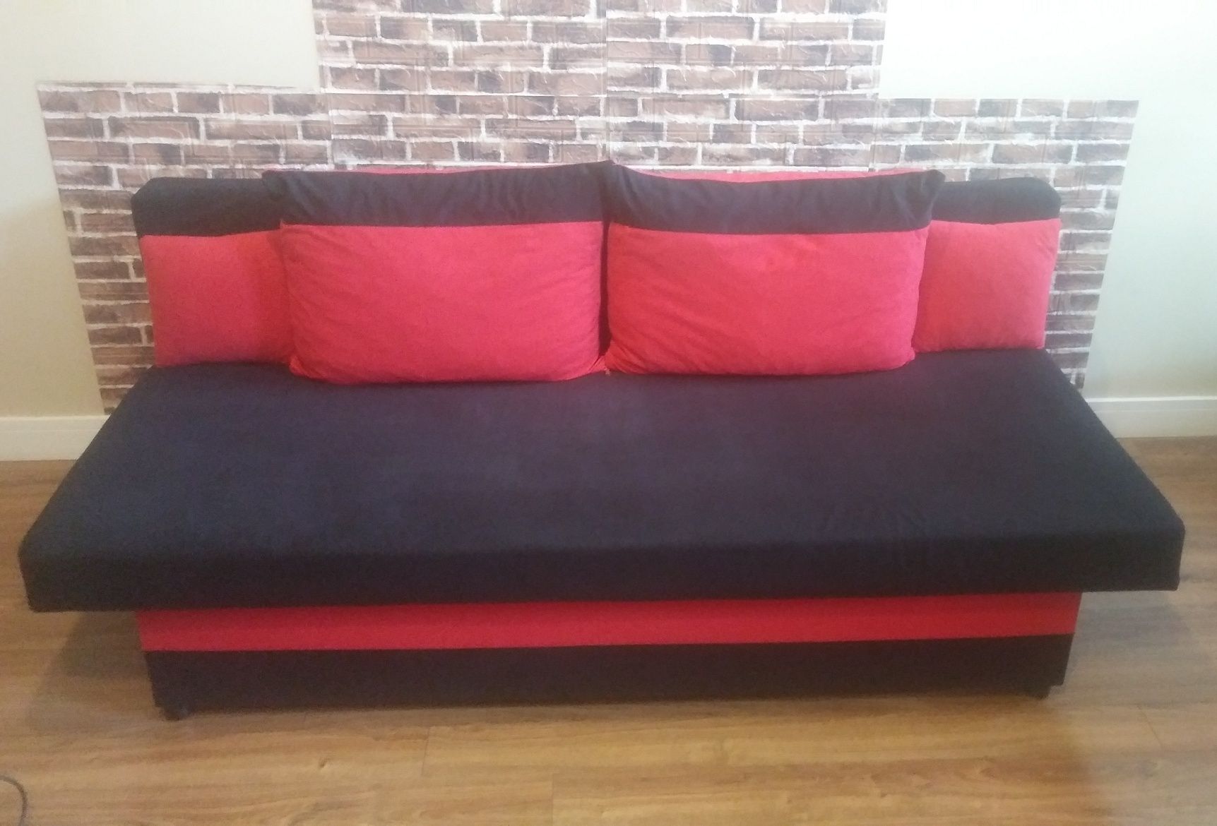 Kanapa czarno-czerwona+4 poduszki