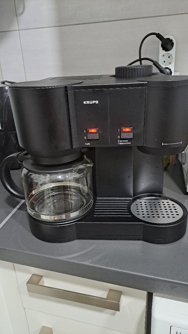 Máquina de café preta com 2 tiragens