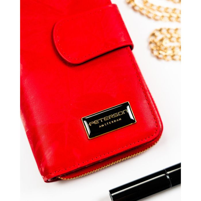 czerwony portfel w orientacji pionowej wykonany ze skóry naturalnej