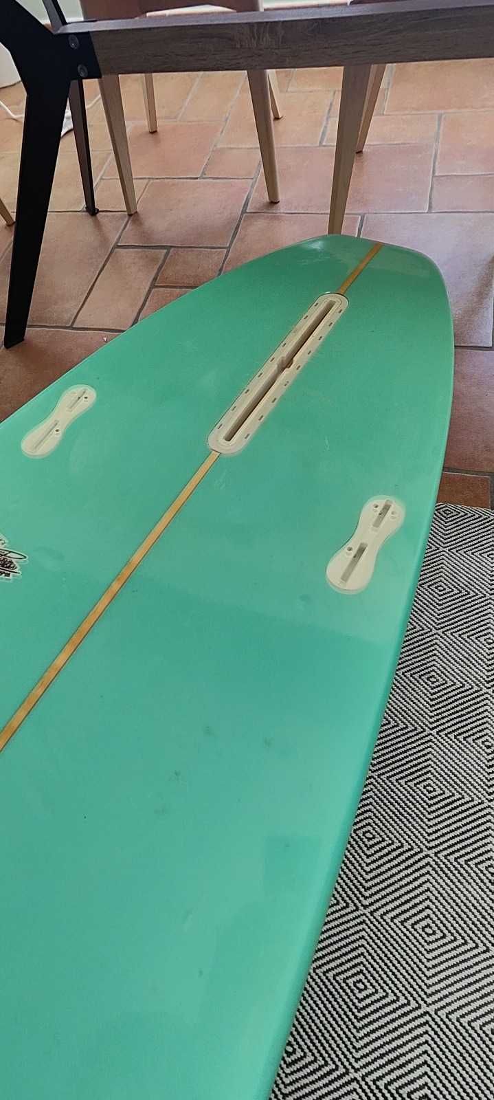 Prancha de surf longboard linda e pronta para ir para as ondas.